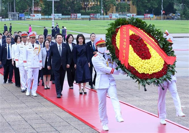 Tổng thống Hàn Quốc Yoon Suk Yeol và Phu nhân đến đặt vòng hoa và vào Lăng viếng Chủ tịch Hồ Chí Minh. Ảnh: An Đăng-TTXVN