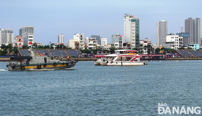 Các cán bộ, chiến sĩ trên tàu biên phòng hướng dẫn tàu du lịch neo đậu đúng vị trí quy định.