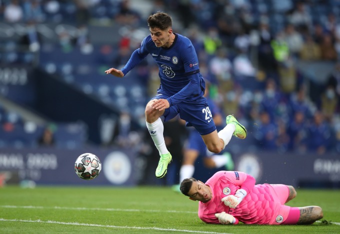 Havertz vượt qua thủ môn Ederson để ghi bàn giúp Chelsea hạ Man City 1-0 trong trận chung kết Champions League 2021. Ảnh: Reuters