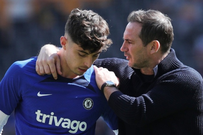 HLV tạm quyền Frank Lampard an ủi Havertz sau một thất bại của Chelsea ở cuối Ngoại hạng Anh mùa vừa qua. Hỗn loạn ở CLB khiến Havertz chịu ảnh hưởng, không giữ được đà tiến bộ. Ảnh: Reuters