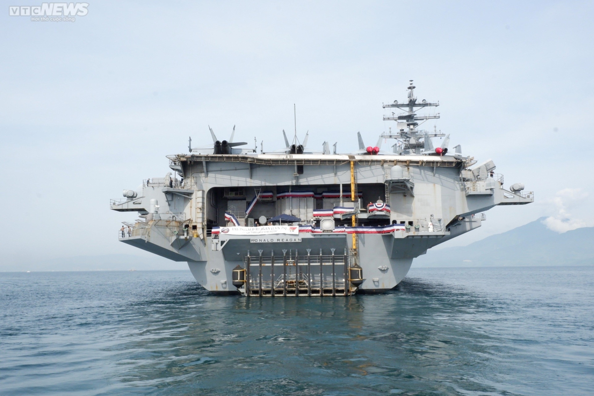 Tàu sân bay Mỹ USS Ronald Reagan cập cảng Đà Nẵng - 3