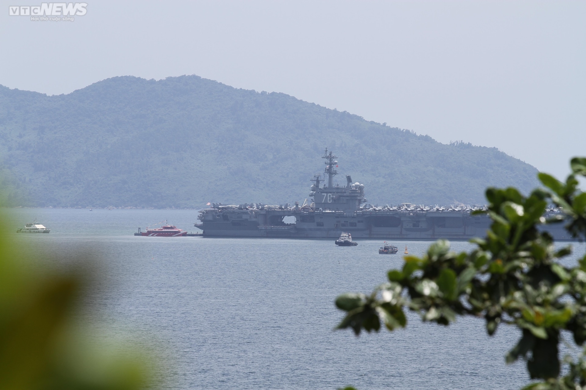 Tàu sân bay Mỹ USS Ronald Reagan cập cảng Đà Nẵng - 7