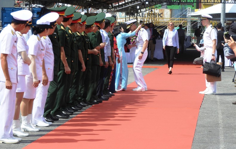 Nhóm tác chiến tàu sân bay USS Ronald Reagan thăm Đà Nẵng ảnh 2