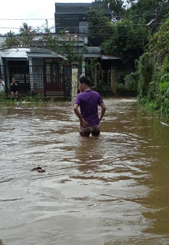 Mưa lớn ở TP Bảo Lộc, nhiều tuyến đường bị ngập sâu ảnh 3