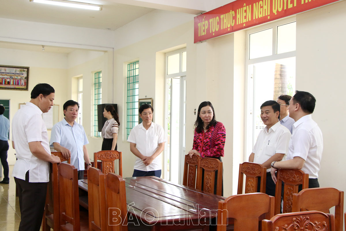 Đồng chí Đinh Thị Lụa Phó Bí thư Thường trực Tỉnh ủy và Ban chỉ đạo Kỳ thi Tốt nghiệp THPT tỉnh kiểm tra công tác chuẩn bị tổ chức kỳ thi tại huyện Bình Lục