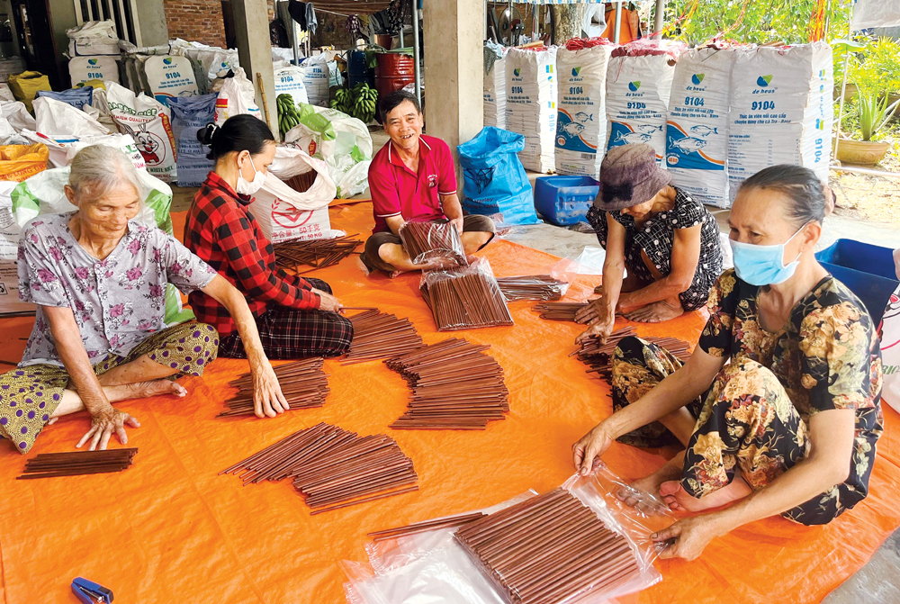 Cơ sở sản xuất đũa của ông Nguyễn Hữu Hai, ở thôn Đề An, xã Hành Phước (Nghĩa Hành) tạo việc làm cho nhiều lao động ở địa phương.    