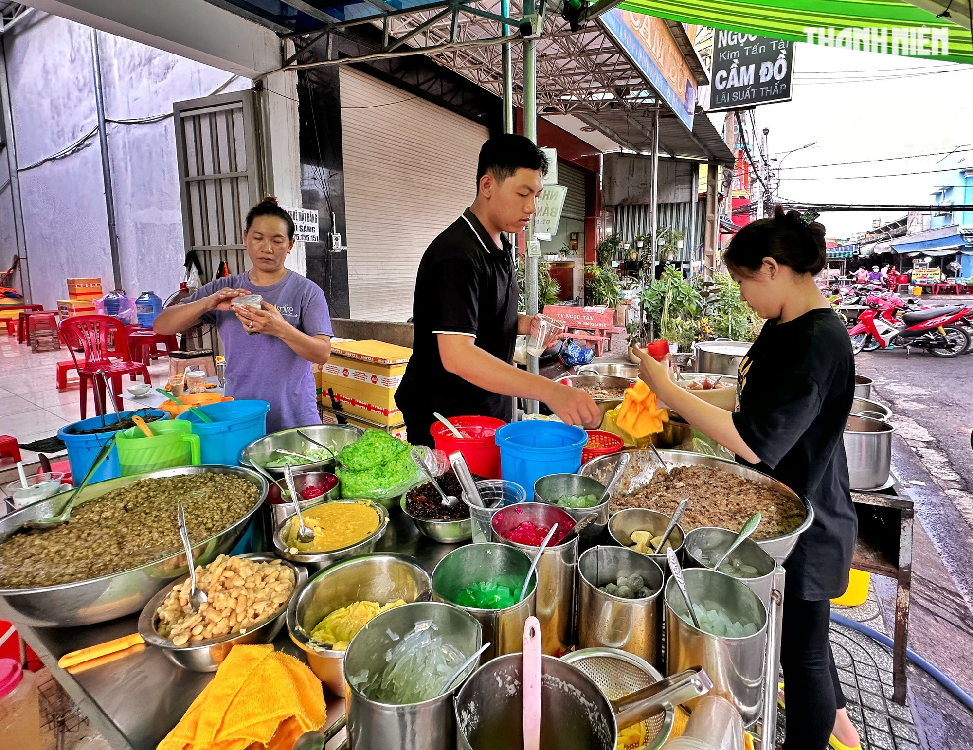 Khách vây kín quán chè nửa thế kỷ ở TP.HCM: ‘Ngày nào cũng ăn vì… nghiện’  - Ảnh 3.