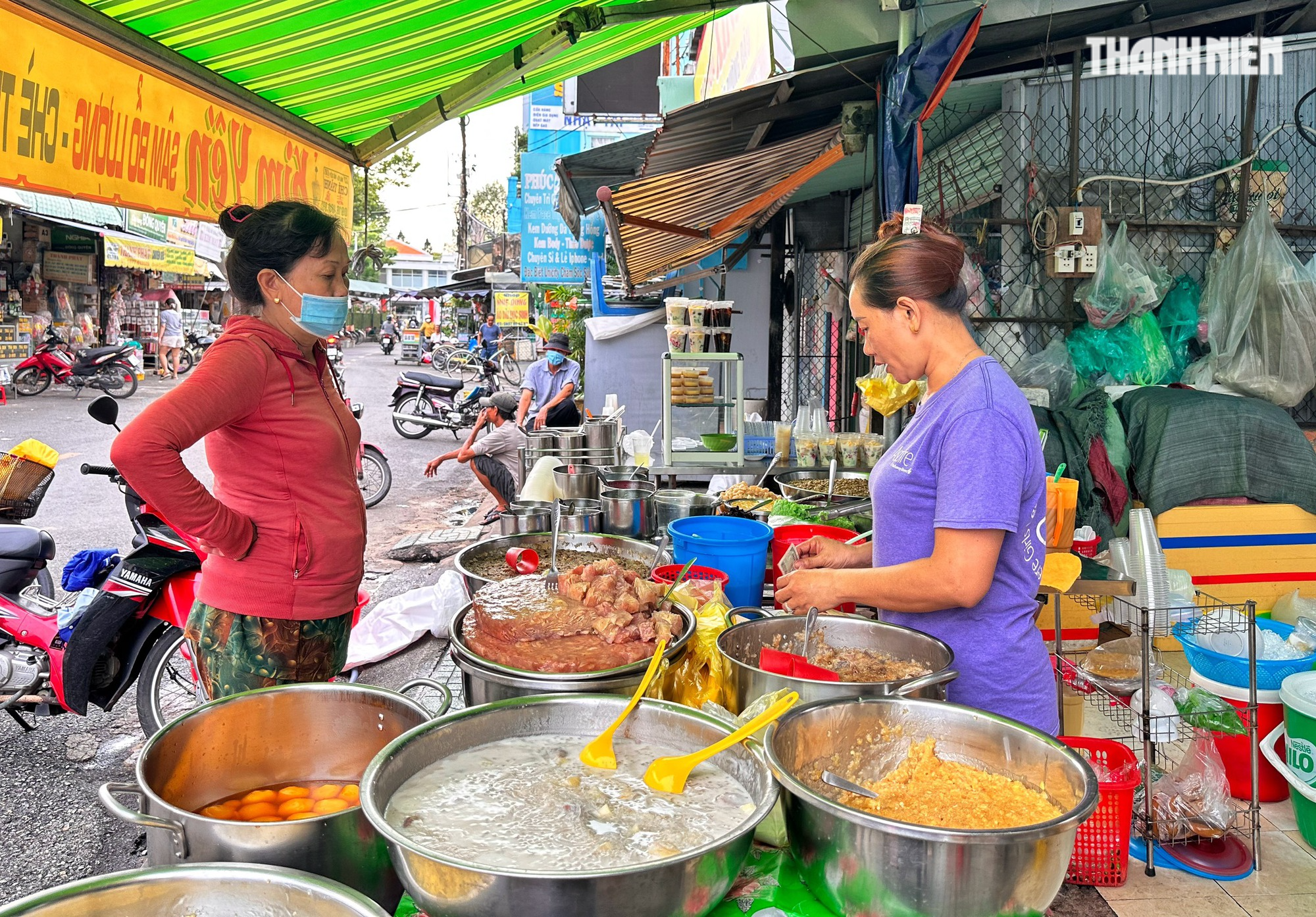 Khách vây kín quán chè nửa thế kỷ ở TP.HCM: ‘Ngày nào cũng ăn vì… nghiện’  - Ảnh 9.