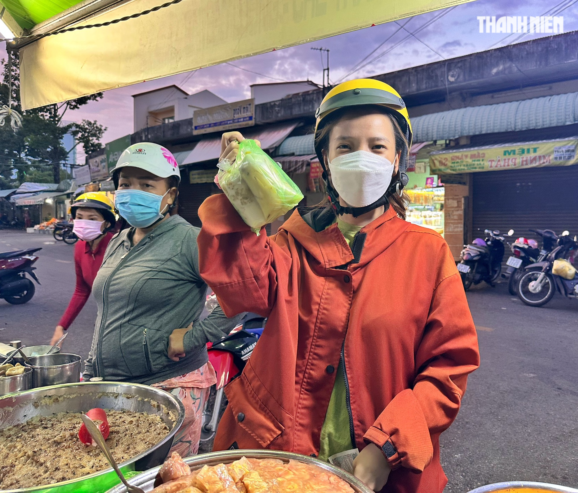 Khách vây kín quán chè nửa thế kỷ ở TP.HCM: ‘Ngày nào cũng ăn vì… nghiện’  - Ảnh 11.