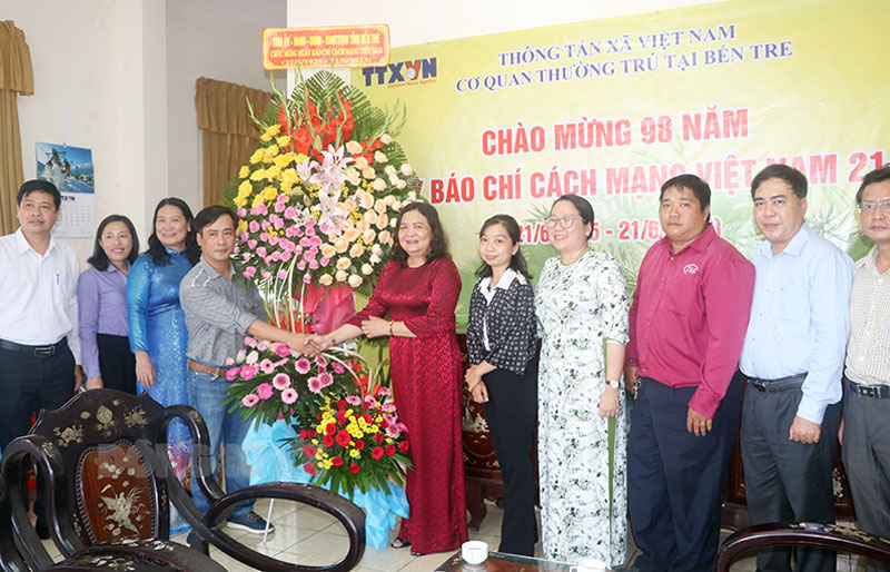 Phó bí thư Thường trực Tỉnh ủy - Chủ tịch HĐHND tỉnh Hồ Thị Hoàng Yến đến thăm chúc mừng Cơ quan Thường trú Thông Tấn xã Việt Nam tại Bến Tre. Ảnh: T. Thảo