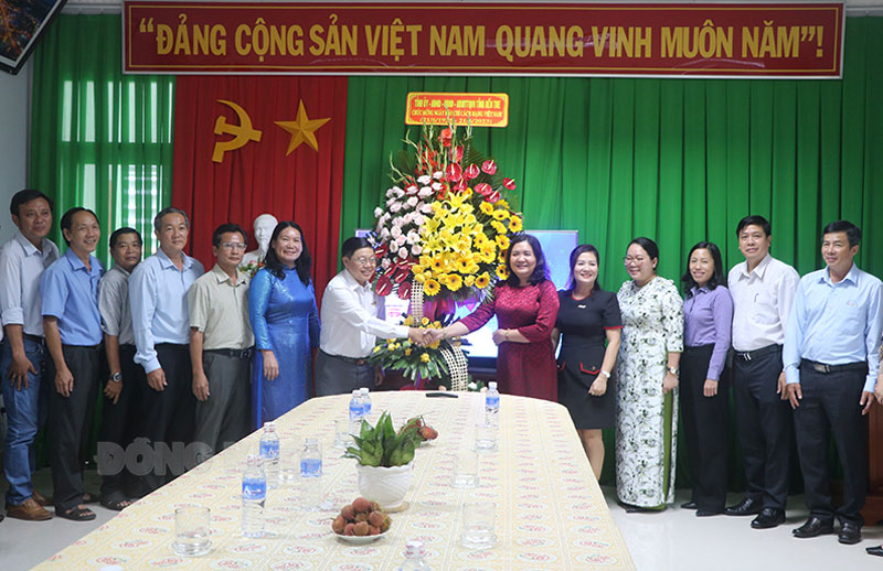 Phó bí thư Thường trực Tỉnh ủy - Chủ tịch HĐHND tỉnh Hồ Thị Hoàng Yến đến thăm chúc mừng Đài Phát thanh và Truyền hình Bến Tre. Ảnh: T. Thảo