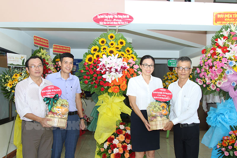 Đại diện lãnh đạo Tập đoàn Công nghiệp - Viễn thông quân đội chụp ảnh lưu niệm với Báo Đồng Khởi.