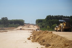 Thi công trở lại công trình đường Hùng Vương kết nối Hành lang kinh tế Đông - Tây và Khu kinh tế Đông Nam