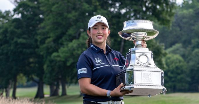 Yin nâng cup vô địch Women’s PGA Championship 2023. Ảnh: Reuters