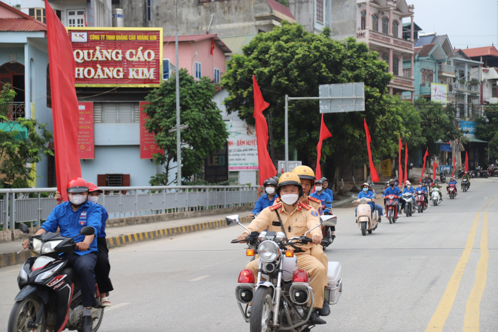 Cán bộ, công chức, LLVT, ĐVTN tham gia diễu hành hưởng ứng Ngày quốc tế và Ngày toàn dân phòng, chống ma túy 26/6 trên các tuyến đường chính của Thành phố.