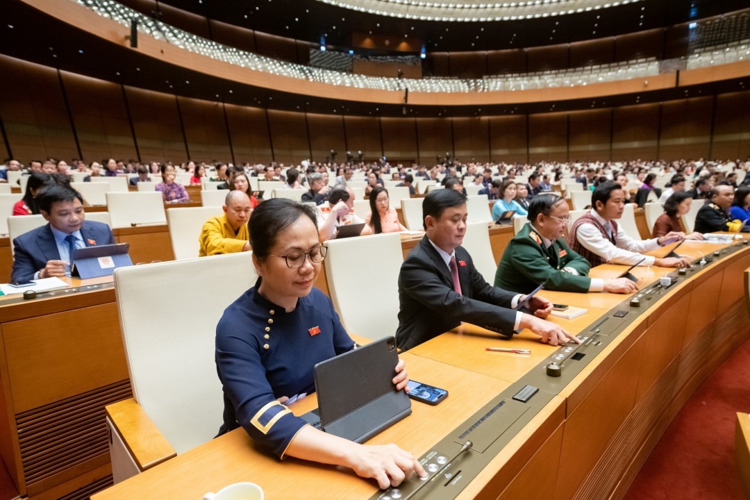 Đại biểu biểu quyết thông qua Nghị quyết Kỳ họp thứ 5, Quốc hội khóa XV. Ảnh: quochoi.vn