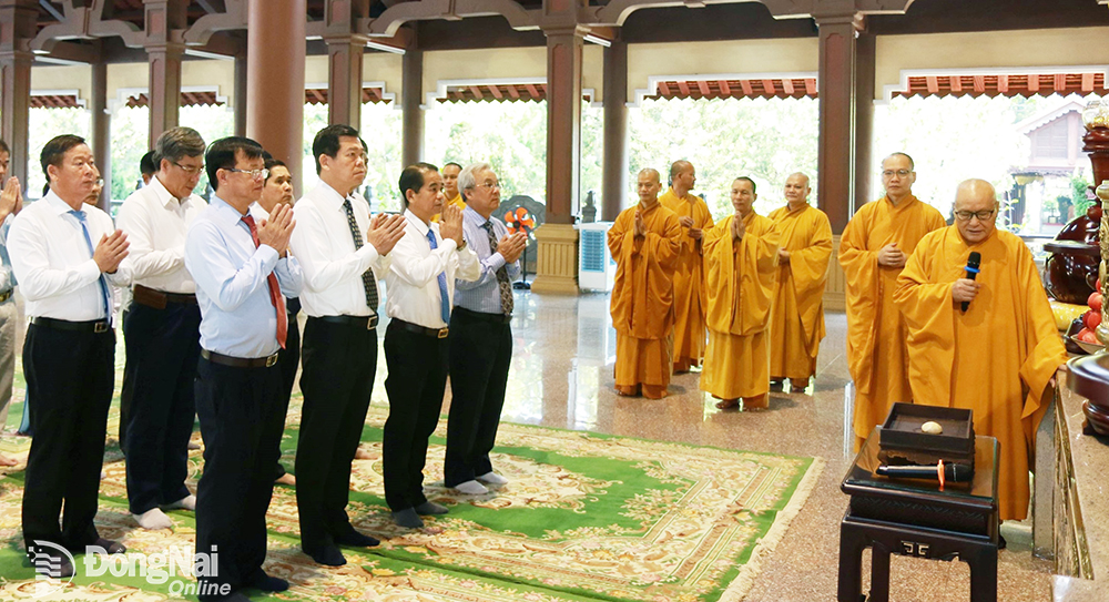  Đồng chí Nguyễn Hồng Lĩnh, Bí thư Tỉnh ủy cùng các thành viên trong đoàn của Tỉnh ủy - HĐND - UBND - Ủy ban MTTQ Việt Nam tỉnh dâng hương tại Thiền viện Thường Chiếu dưới sự chủ trì của Hòa thượng Thích Nhật Quang, Ủy viên Thường trực Hội đồng Chứng minh Giáo hội Phật giáo Việt Nam