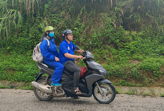 Đoàn thanh niên trường THPT Lộc Bình cùng các giáo viên tới đón học sinh bị kẹt do mưa lũ đến trường sáng 26/6. Ảnh: Nhà trường cung cấp