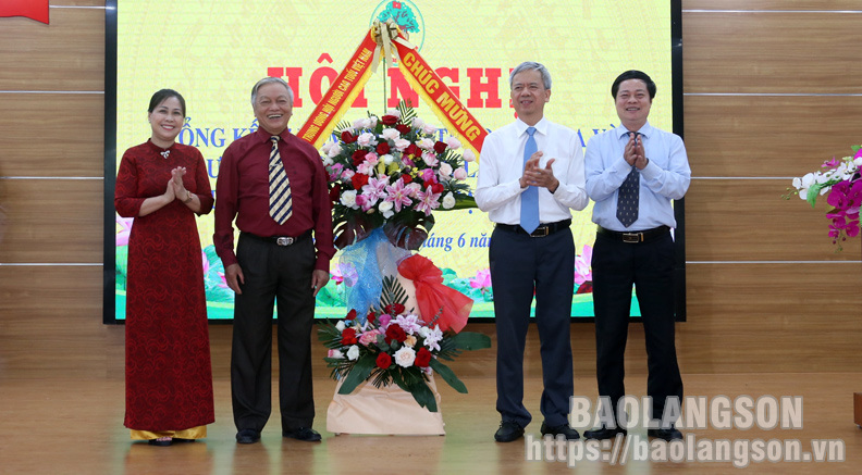 Tổng bí thư, Chủ tịch nước Trung Quốc Tập Cận Bình và phu nhân vẫy tay chào tạm biệt trước khi bước vào chuyên cơ để rời Hà Nội, kết thúc chuyến thăm Việt Nam - Ảnh: NAM TRẦN