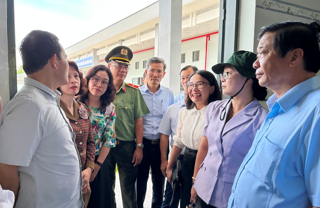 Tiêu điểm - Phó Thủ tướng Trần Lưu Quang thăm, tặng quà tại cơ sở cai nghiện ma túy tỉnh Vĩnh Long (Hình 3).