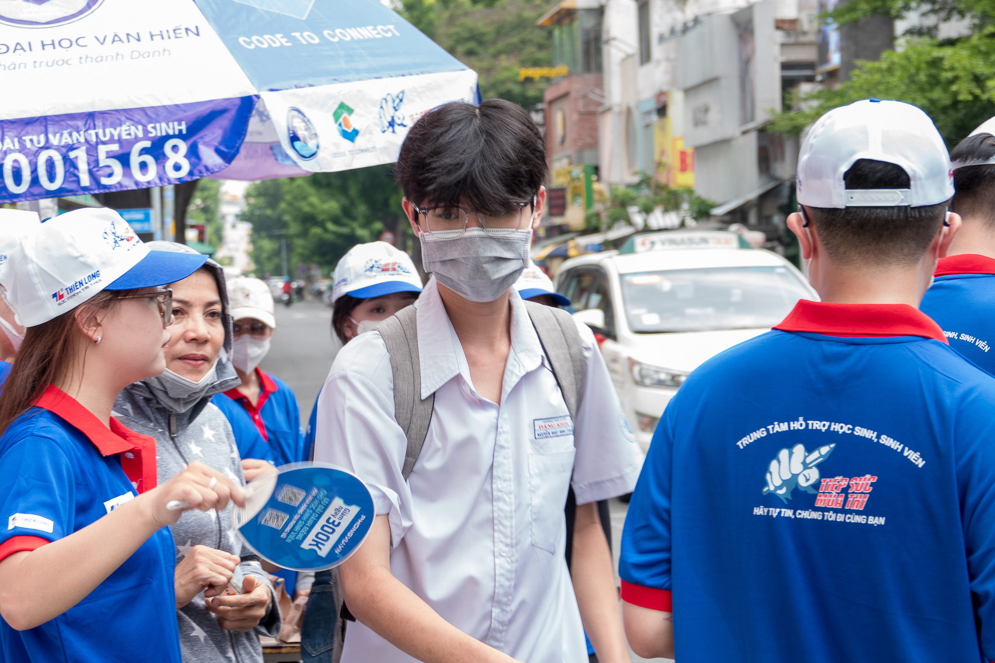 Muôn kiểu 'thủ tục tâm linh' của thí sinh trước kỳ thi tốt nghiệp THPT - Ảnh 5.