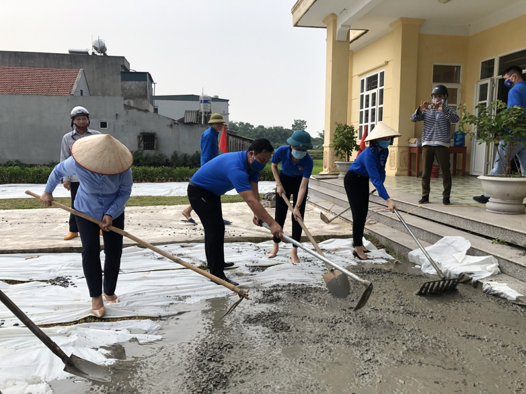 Công ty Than Quang Hanh hỗ trợ kinh phí và nhân lực đổ bê tông Sân nhà văn hóa thôn Trại Cao (hung tay xây dựng nông thôn mới tại xã Đầm Hà, huyện Đầm Hà. 