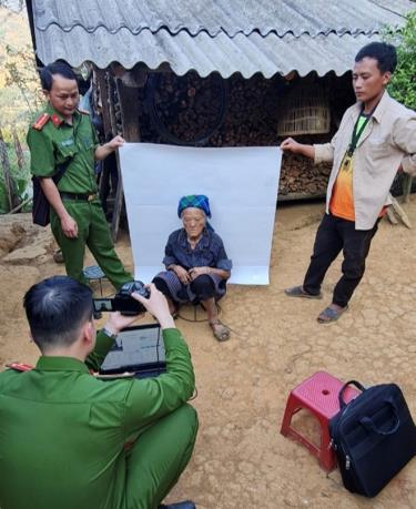 Ban Công an xã Kim Nọi đến tận nhà làm thẻ CCCD cho người già.