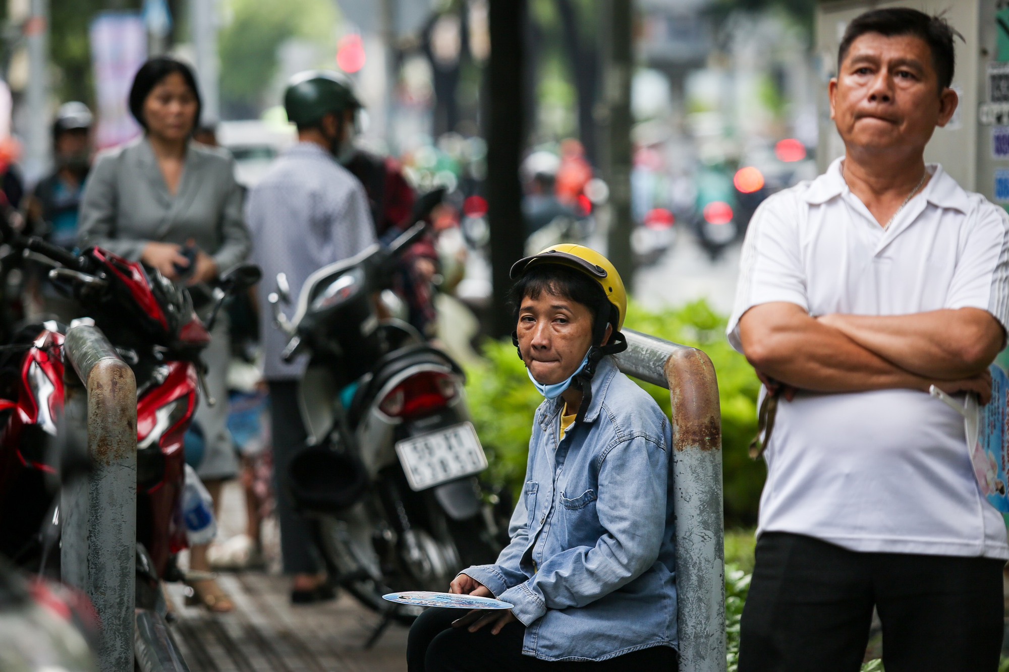 Mẹ khóc sau giờ con thi tốt nghiệp: Những cái ôm thật chặt mùa thi - Ảnh 5.