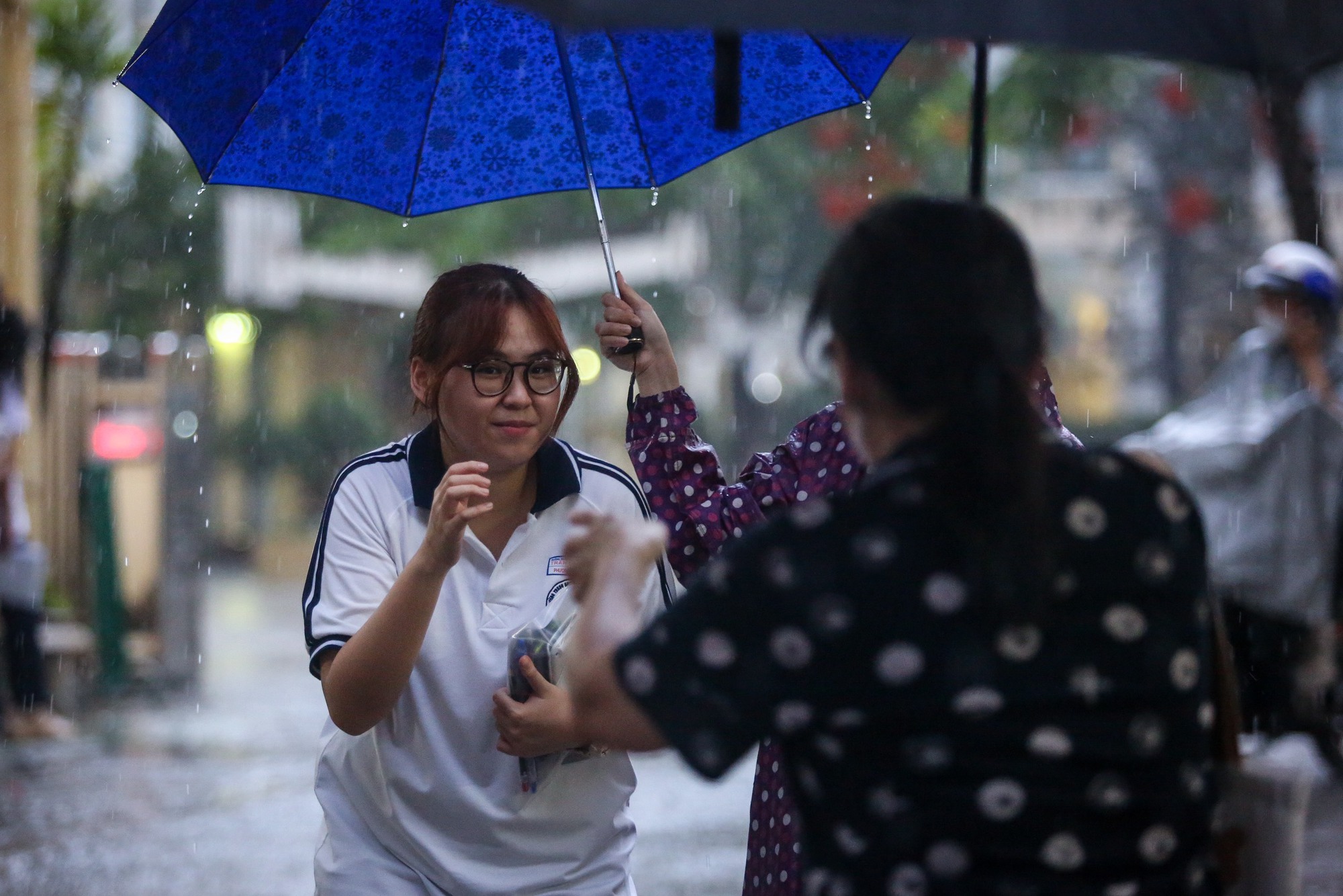 Mẹ khóc sau giờ con thi tốt nghiệp: Những cái ôm thật chặt mùa thi - Ảnh 8.