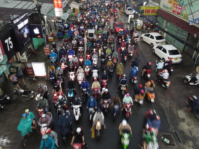 Hàng ngàn xe máy chen chúc đi qua đường Ung Văn Khiêm bị ùn tắc kéo dài hơn một km do ngập. Ảnh: Đình Văn