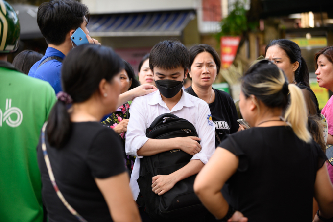 Các phụ huynh tới an ủi khi thấy nam sinh đến điểm thi THPT Chu Văn An muộn 30 phút. Ảnh: Lê Trung