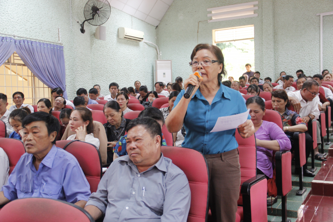 Cử tri phường Tân Thành nêu ý kiến tại Hội nghị. Ảnh: Đ. Lan