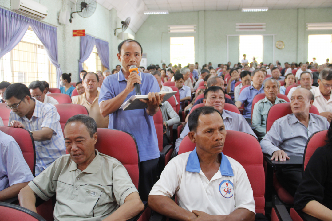 Cử tri phường Tân Lợi phát biểu nhiều ý kiến liên quan đến vấn đề đất đai. Ảnh: Đ. Lan