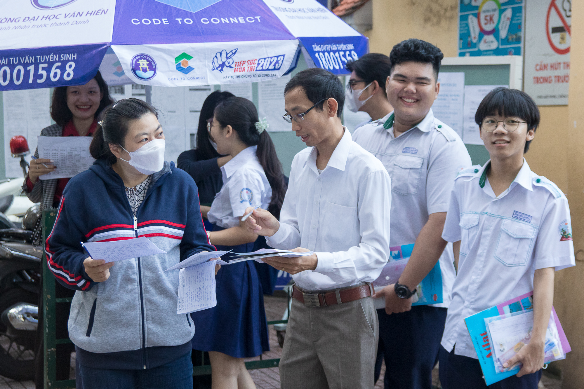 Cô giáo cứ mỗi mùa thi lại đến trường 'gác cổng' - Ảnh 4.