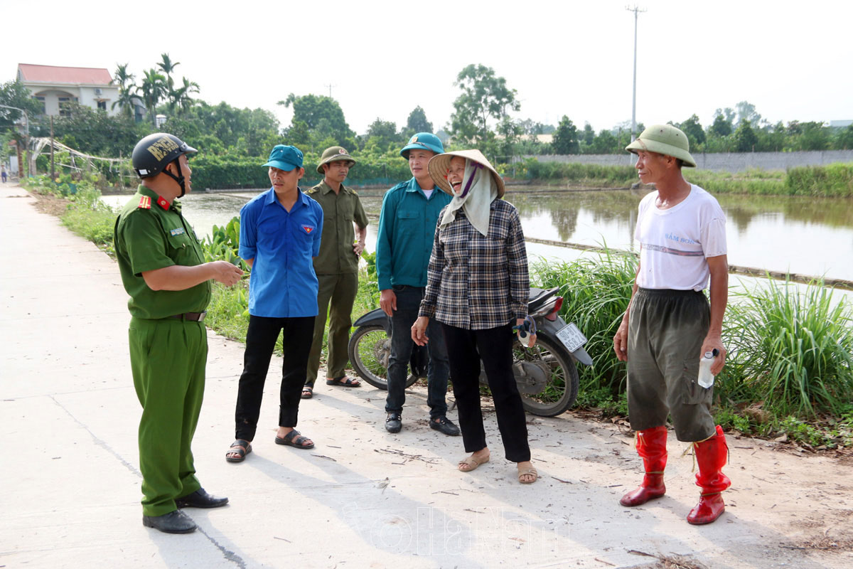 Công an xã Thanh Hà tuyên truyền phòng chống say nắng say nóng cho người dân