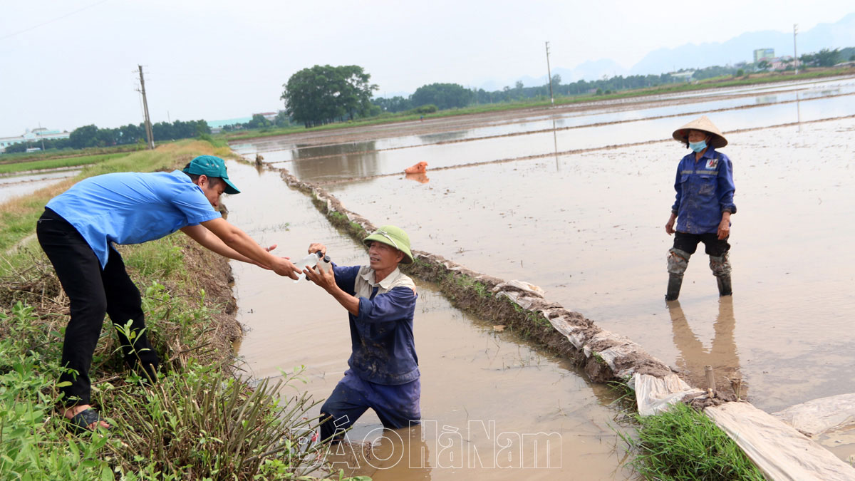 Công an xã Thanh Hà tuyên truyền phòng chống say nắng say nóng cho người dân