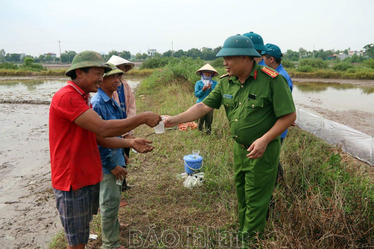 Công an xã Thanh Hà tuyên truyền phòng chống say nắng say nóng cho người dân