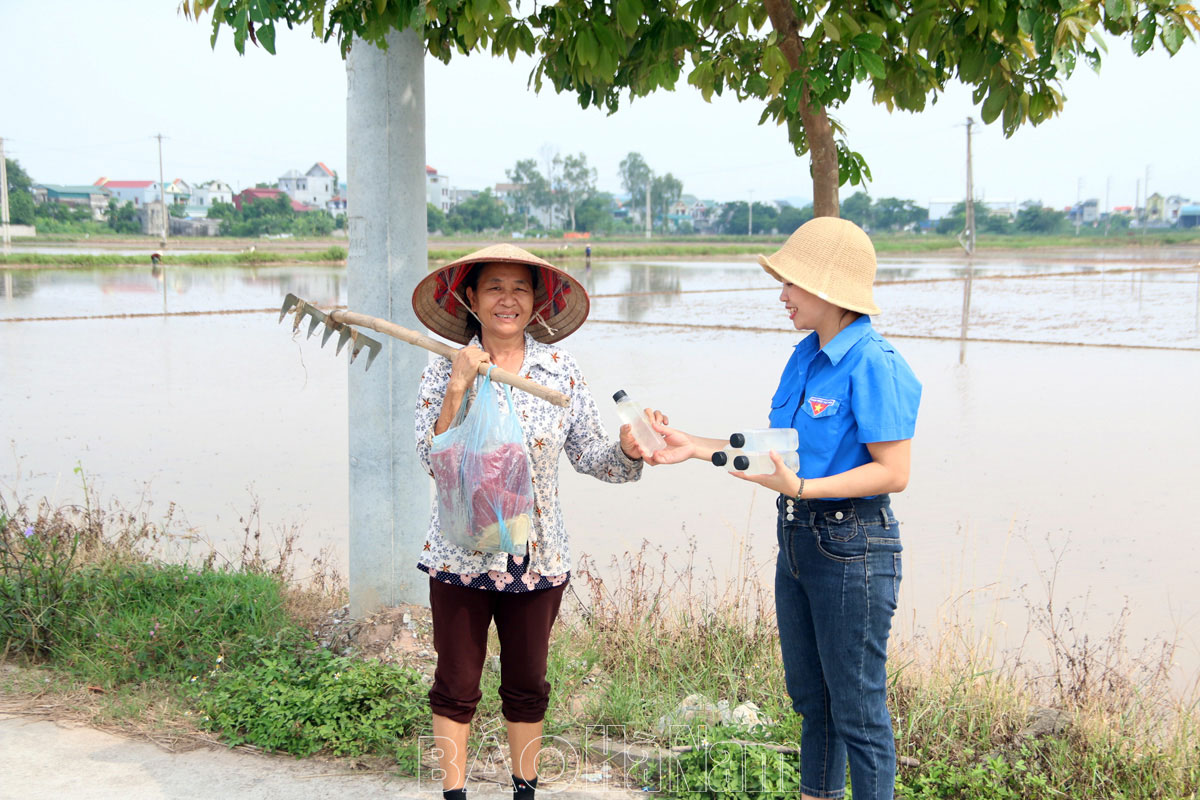 Công an xã Thanh Hà tuyên truyền phòng chống say nắng say nóng cho người dân