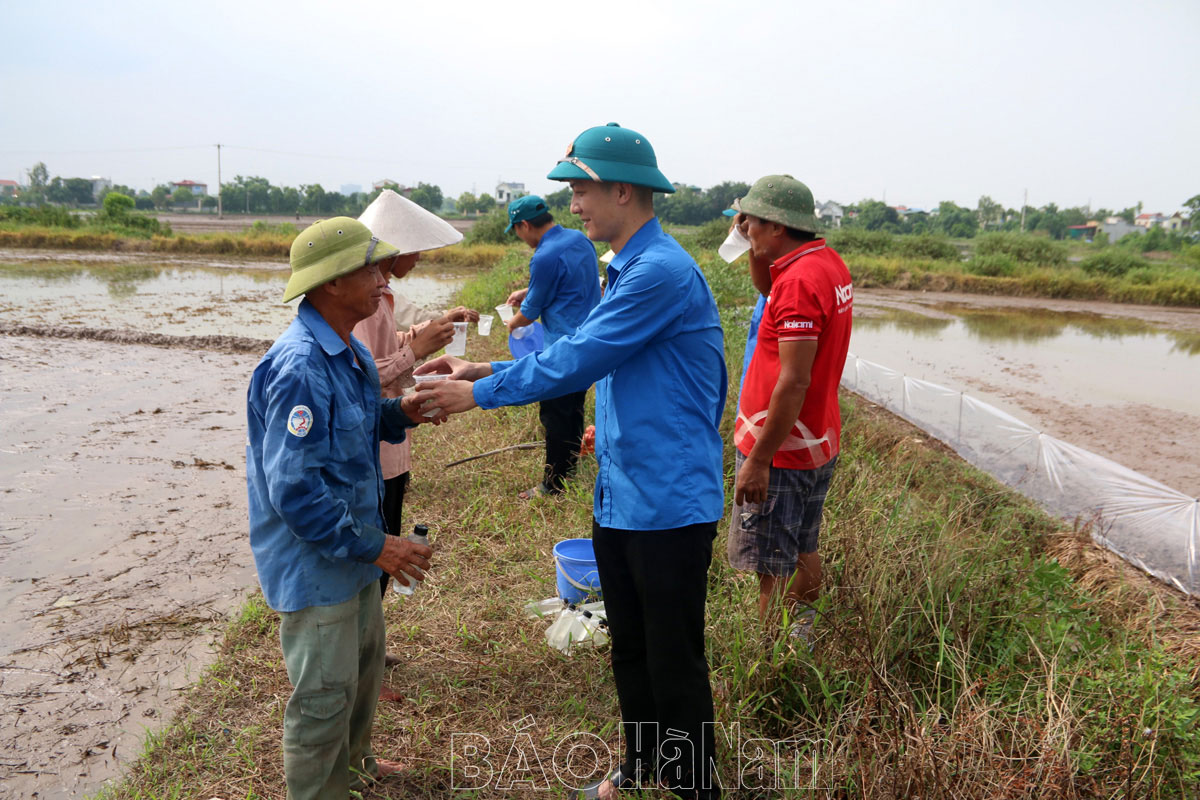 Công an xã Thanh Hà tuyên truyền phòng chống say nắng say nóng cho người dân