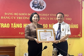 Trao Huy hiệu Đảng cho đảng viên