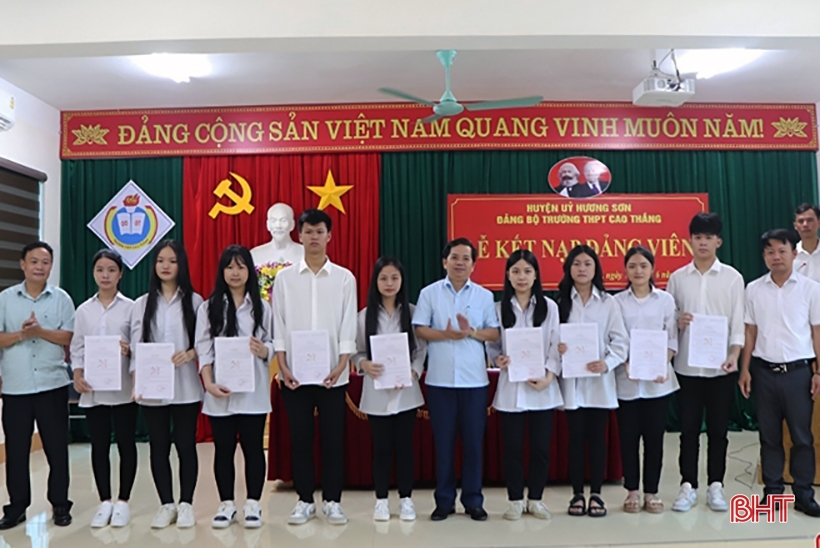 9 học sinh ưu tú ở Hương Sơn được đứng vào hàng ngũ của Đảng