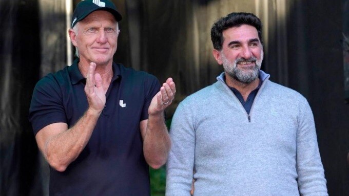 Chủ tịch PIF Yasir Al-Rumayyan và CEO LIV Golf Greg Norman sẽ phải ra giải trình trước Thượng viện Mỹ về thương vụ liên doanh với PGA Tour. Ảnh: Golf Digest