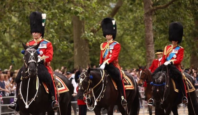 Vua Charles cưỡi ngựa dẫn đầu đoàn diễu hành ở London vào ngày 17/6. Ảnh: AFP