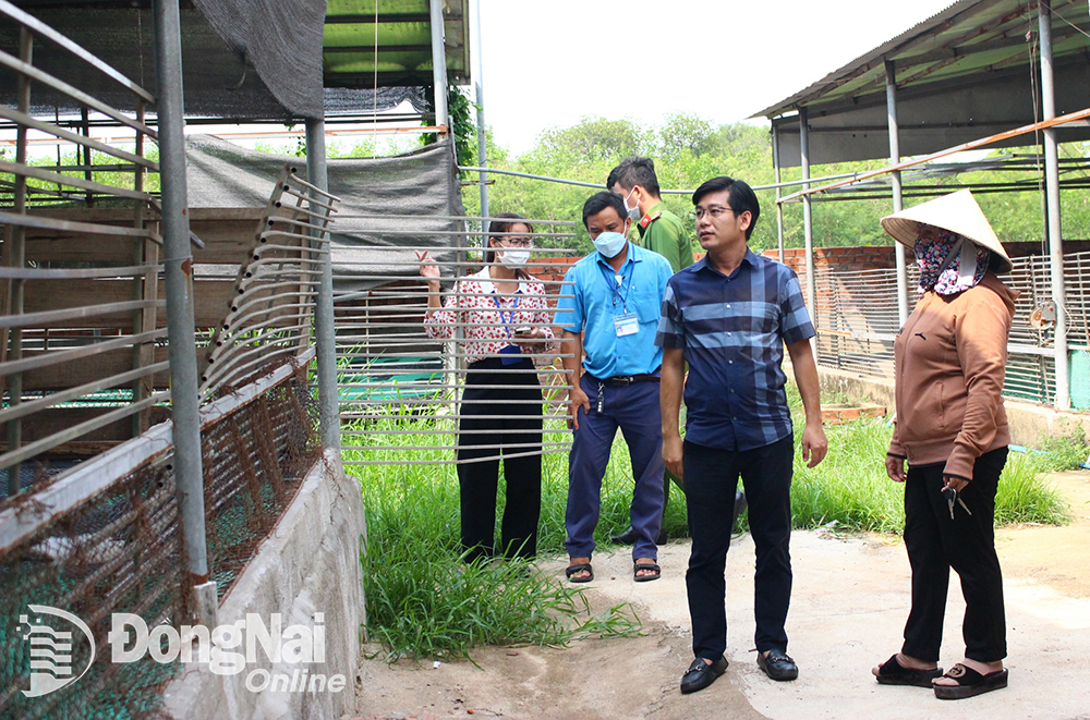 Đoàn liên  ngành của  H.Thống  Nhất kiểm  tra môi  trường trại  vịt tại ấp 1,  xã Lộ 25,  H.Thống  Nhất Ảnh: H.LỘC