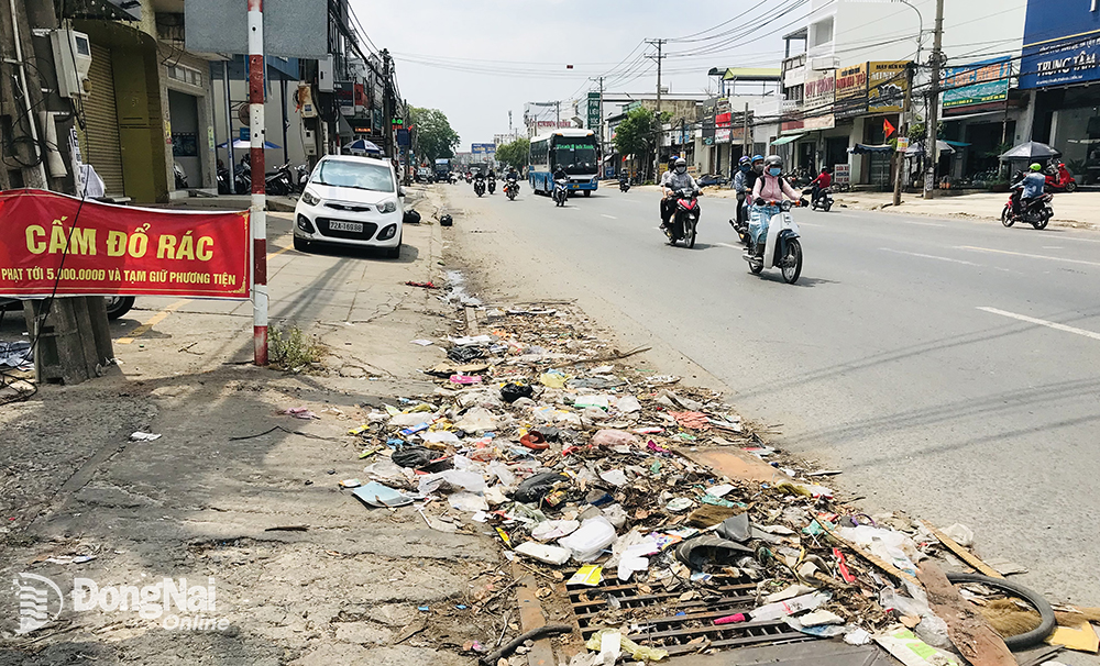 Một điểm thoát nước trên quốc lộ 1 (đoạn qua P.Tân Biên, TP.Biên Hòa) thường xuyên bị rác lấp kín bề mặt