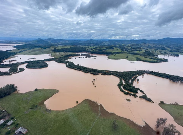 Bão lớn khiến 11 người tử vong, 20 người mất tích ở miền Nam Brazil - Ảnh 1.