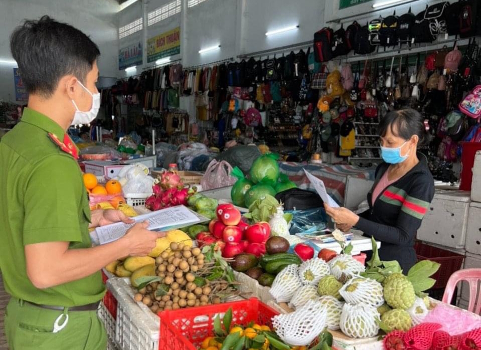 Công an huyện Mộ Đức tuyên truyền để người dân nâng cao cảnh giác với tội phạm trên không gian mạng.  Ảnh: PV