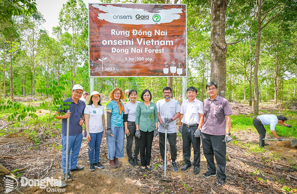  Phó chủ tịch UBND tỉnh Nguyễn Thị Hoàng (thứ 4 từ phải sang) tham gia trồng cây xanh tại Khu Bảo tồn  thiên nhiên - văn hóa Đồng Nai nhân Ngày Môi trường thế giới 5-6-2023. Ảnh: H.Lộc