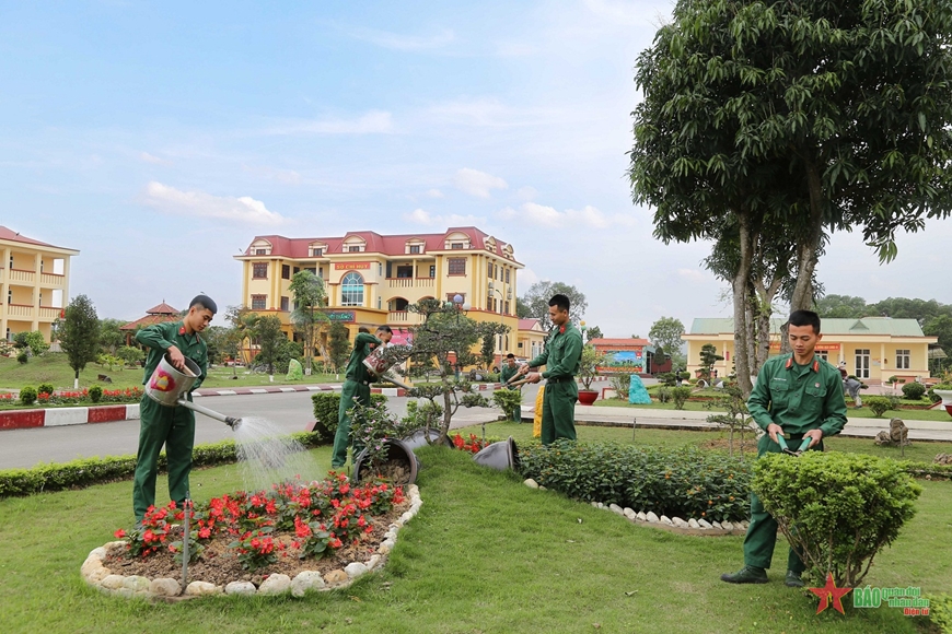 Bộ đội Lữ đoàn Pháo binh 382 (Quân khu 1) cắt tỉa, chăm sóc cây góp phần xây dựng doanh trại xanh, sạch, đẹp. Ảnh: BÙI HIỆP 