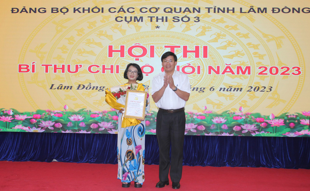 Trao giải nhất cho thí sinh